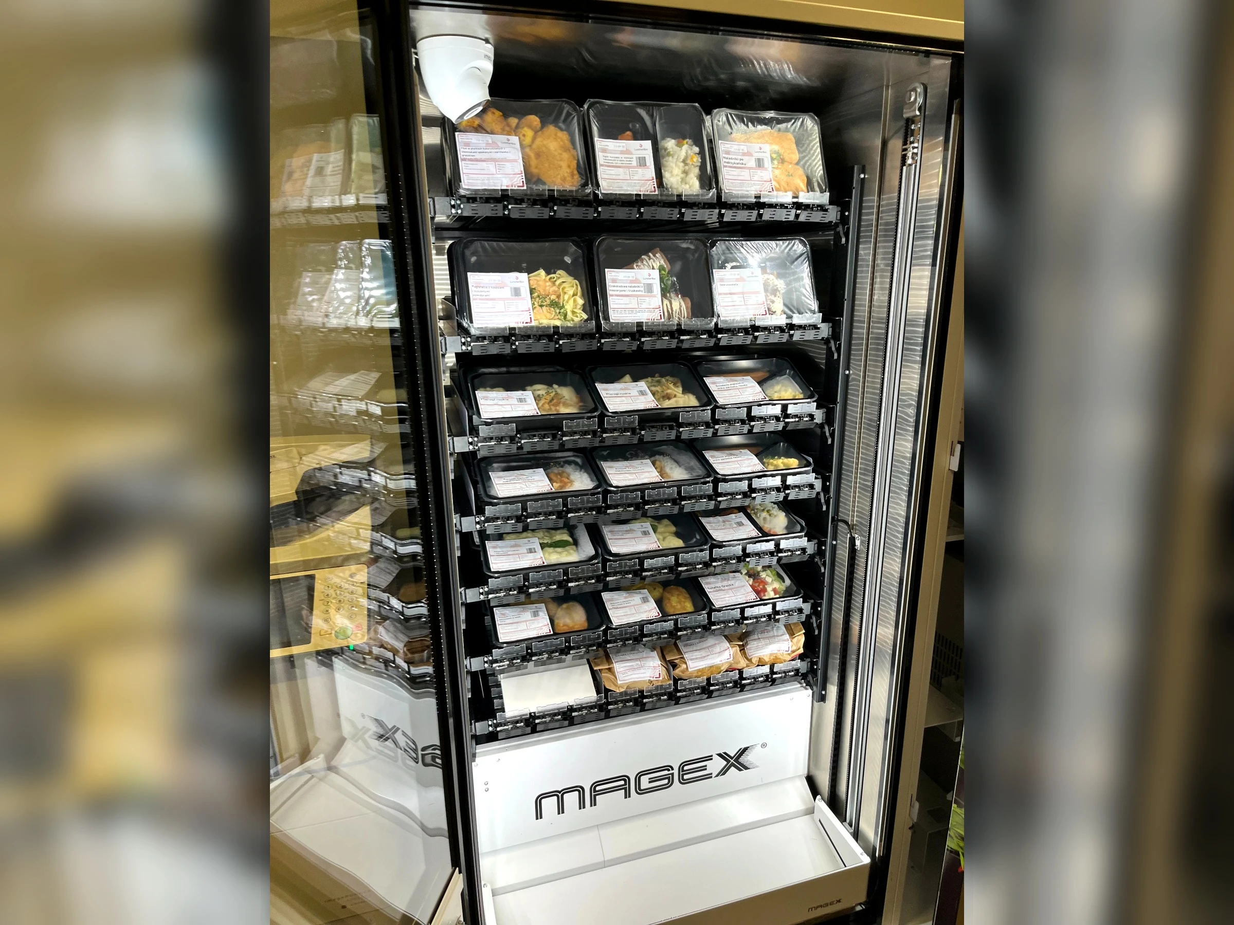 Studenci przy automacie LuncherBox na kampusie