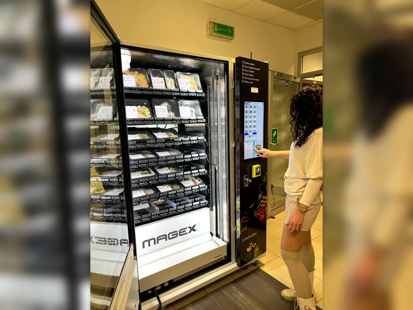Uzupełnianie automatu LuncherBox świeżymi posiłkami