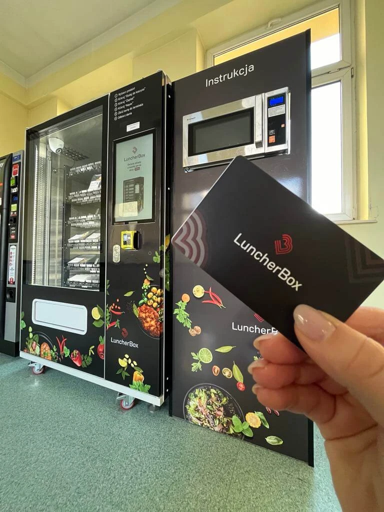 Automat LuncherBox w zakładzie produkcyjnym Lajkonik